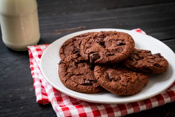 Chocolade koekjes met chocoladeschilfers — Stockfoto