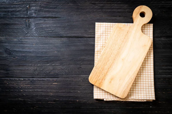 Planche à découper en bois vide avec chiffon de cuisine — Photo