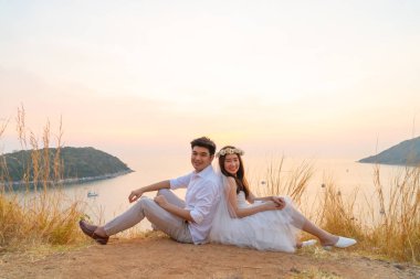 Mutlu genç Asyalı çift aşık iyi vakit geçiriyor 