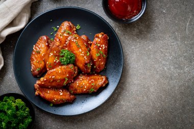 Barbekü tavuk kanatları beyaz susam ile