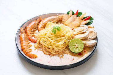 Baharatlı karides spagetti makarna (Tom Yum Goong)