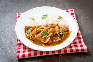 Japon köri pirinç dilimlenmiş domuz eti, havuç ve soğan ile