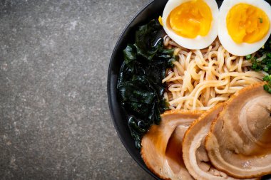 Shoyu ramen noodle domuz eti ve yumurta ile