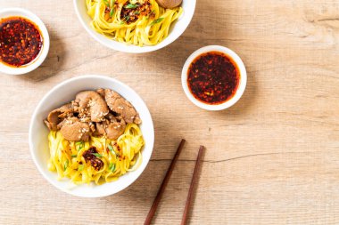 domuz eti ile Asya tavada kızartılmış erişte