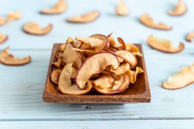 Ev yapımı kurutulmuş organik elma dilimli