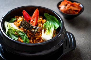 sebze ve kimchi Koreli anlık erişte