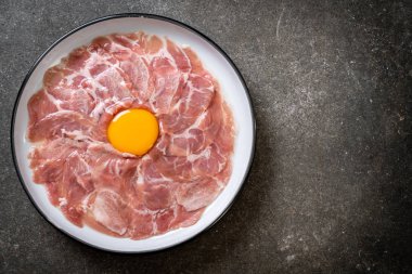 taze dilimlenmiş domuz yumurta ile ham