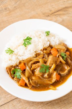 Japon köri pirinç dilimlenmiş domuz eti, havuç ve soğan ile