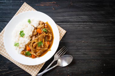 Japon köri pirinç dilimlenmiş domuz eti, havuç ve soğan ile