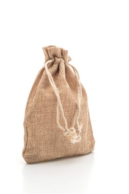 beyaz zemin üzerine çuval kumaş çanta