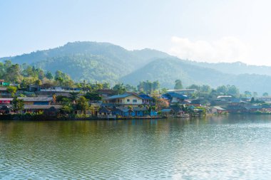 Ban Rak Thai Köyü dağ ve Mae Hong Son göle yakın,