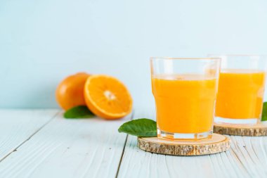 Ahşap arka plan üzerinde taze portakal suyu