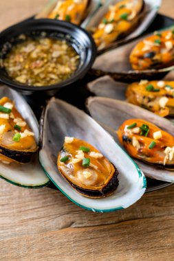 Midye limon ve sarımsak ile