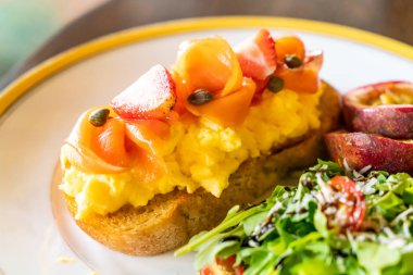 Kızarmış kek yumurta ile somon füme