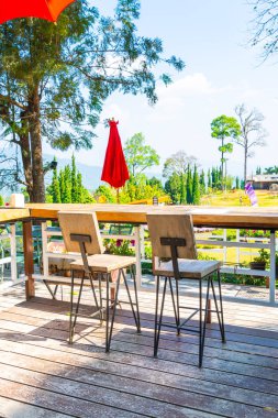 Açık veranda sandalye ve masa