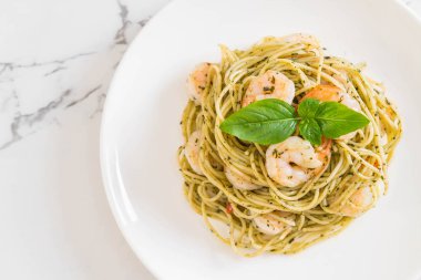 makarna spagetti pesto yeşil ve karides