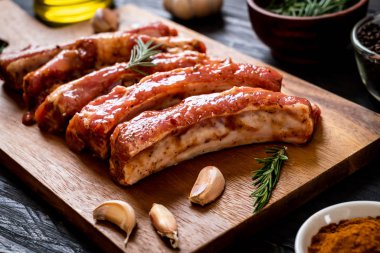 Taze Çiğ domuz kaburga malzemelerle kavurma için hazır