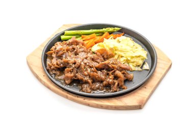 sıcak plaka üzerinde domuz biftek dilimlenmiş 