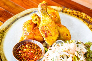 Kızarmış tavuk ve sebze salatası. 