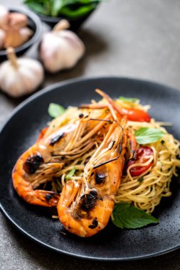 ızgara karides ve domates ile tavada kızartılmış spagetti