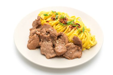 domuz eti ile Asya tavada kızartılmış erişte