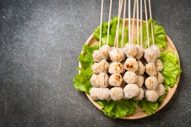  tatlı biber soslu ızgara domuz eti köfte