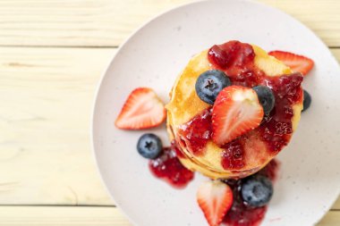 çilek ve yaban mersini ile gözleme 