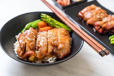 Teriyaki tavuk pilav kasesi