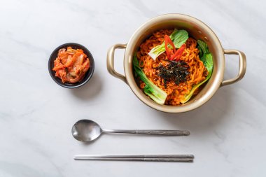 sebze ve kimchi Koreli anlık erişte