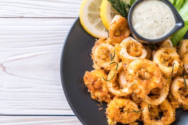 Kızarmış squids ve soslu ahtapot (kalamar)