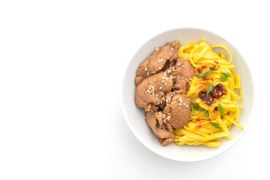 domuz eti ile Asya tavada kızartılmış erişte