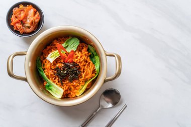 sebze ve kimchi Koreli anlık erişte