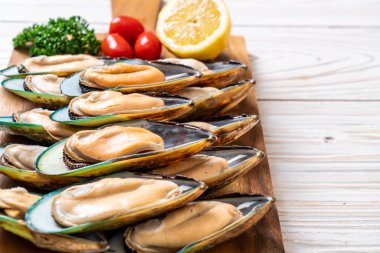 Ahşap tahta üzerinde taze midye