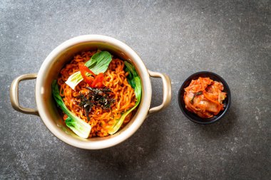 sebze ve kimchi Koreli anlık erişte