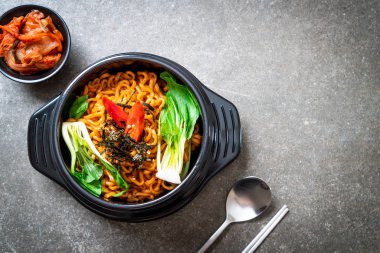 sebze ve kimchi Koreli anlık erişte