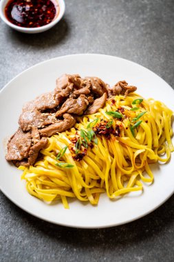 domuz eti ile Asya tavada kızartılmış erişte