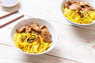 domuz eti ile Asya tavada kızartılmış erişte