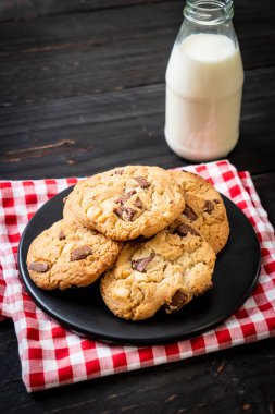 Çikolata parçacıklı kurabiye.