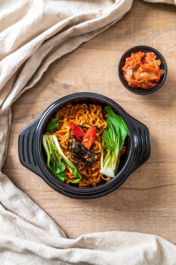 sebze ve kimchi Koreli anlık erişte