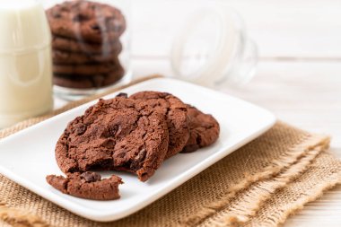 çikolata parçaları ile çikolatalı kurabiye 