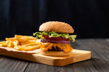 taze lezzetli biftek burger peynir ve patates kızartması