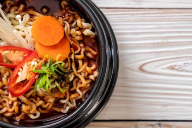 siyah kase Kore anlık erişte