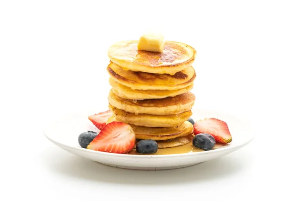 Pannkaka med jordgubbar, blåbär och honung — Stockfoto