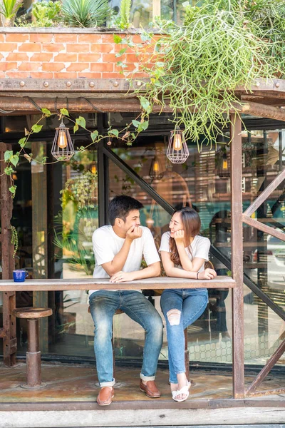 Gelukkig jong aziatisch paar in liefde — Stockfoto
