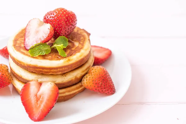 Pancake with fresh strawberries — Stock Photo, Image