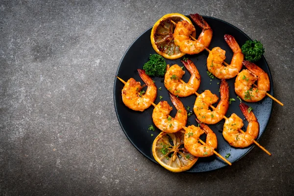 Grilled tiger shrimps skewers with lemon — Stock Photo, Image