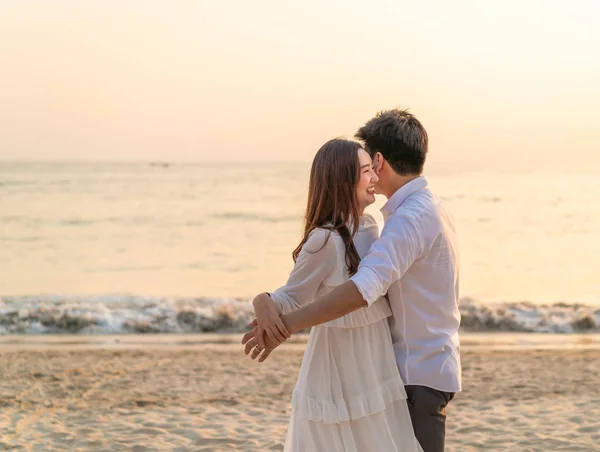 Joyeux couple voyageant en lune de miel sur une plage de sable tropical à su — Photo