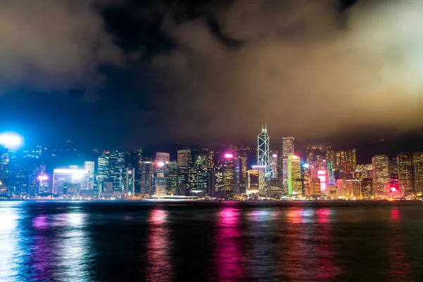 Panorama města Hong Kong v noci a světlo do — Stock fotografie