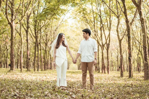 Feliz ásia casal no amor com árvore arco — Fotografia de Stock