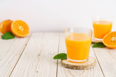 Ahşap arka plan üzerinde taze portakal suyu